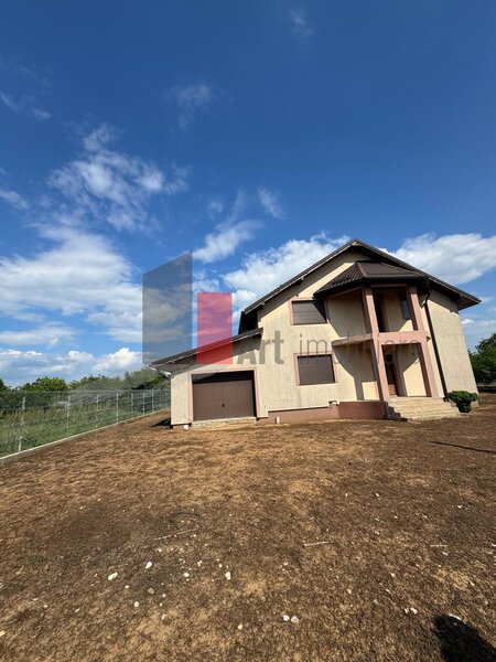 Peris Casa la rosu in Peris