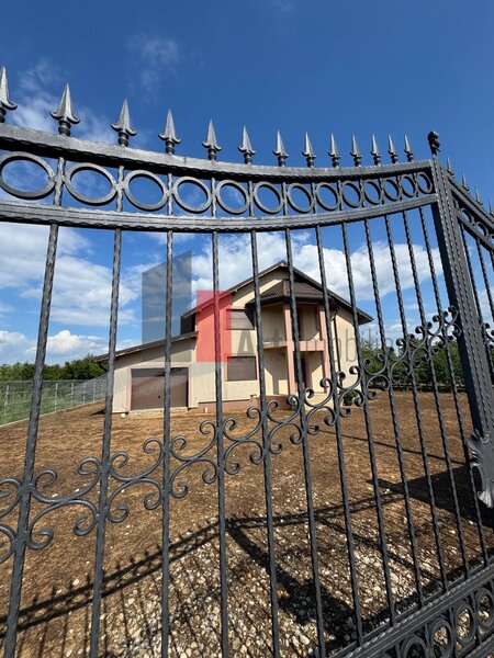 Peris Casa la rosu in Peris